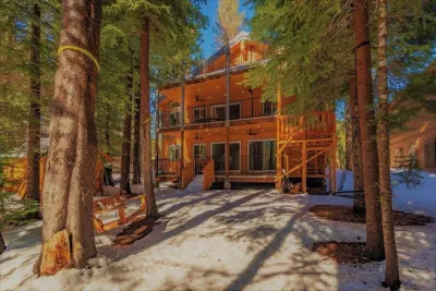 5 bed 5 bath cabin 5 min to the Slopes or Mountain Biking Hotel in zona Donner Summit California State Snopark