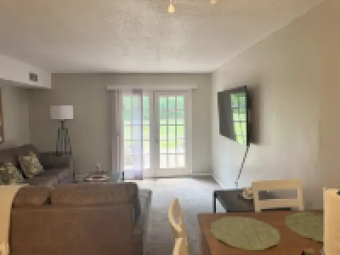 Ft Novosel 9 miles away.  Quiet 2-bedroom Townhouse in Enterprise with WiFi, AC