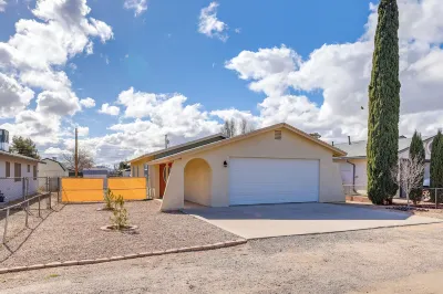 Kingman Vacation Rental w/ Yard + Fire Pit Các khách sạn gần Kingmen 4 - Brenden Theaters