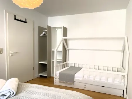 5 Min von der Hochschule enfernt - Familien-Apartment mit Balkon & Kinderbett