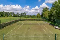 Manor house with tennis court a few minutes from Beuvron sur Auge فنادق في Hotot-en-Auge