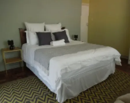 Spacious 5-bedroom house with WiFi 15 min from the airpot.