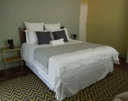 Spacious 5-bedroom house with WiFi 15 min from the airpot. Отели в г. Иденвейл