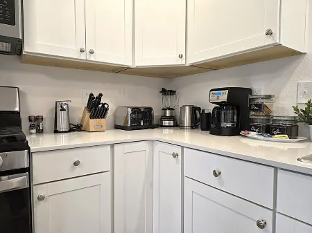 Well-Appointed 3br Cottage in Shady Brook - 2 Min Stroll to Pool, Golf Cart