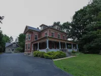 Historic Main Street Getaway - Wi-Fi
