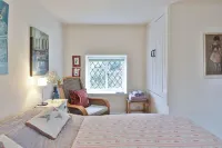 Cosy 18th Century Cottage in The Cotswolds. Great for groups and families.