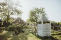 Off-Grid Wooden Cabin with Hot Tub – Landhoeve Veluwe Hotels in Oosterwolde