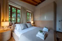LUXURY VILLA LAKE VIEW WITH POOL AND GARDEN Hotels in Gargnano