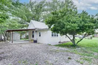 Cozy Carterville Home: 3 Mi to Crab Orchard Lake! - 2-Star