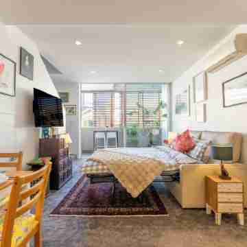 Elegant Apartment in the Heart of Newtown with Secure Parking Rooms