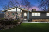 Beautiful Mid-Century 5-bedroom ranch with AC, WiFi in pleasant Clinton Township Hotels in Clinton Township