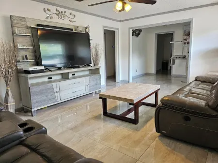 Your Dream Florida Escape Awaits. Luxurious and budget friendly. Отели в г. Ларго