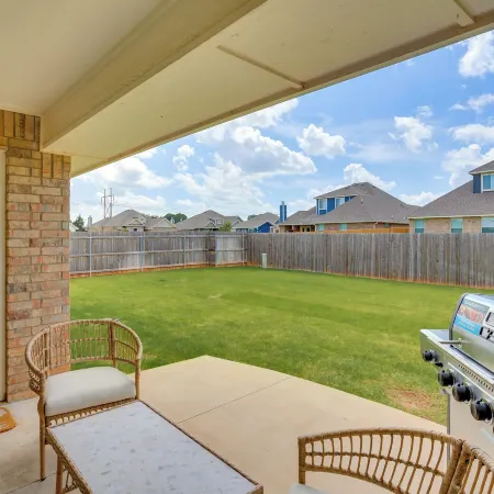 Modern Yukon Retreat: 2 Fireplaces, 14 Mi to OKC