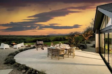 Swallows Rest – Laid-Back Luxury for 6, Tucked Away in 12 Acres of Cornish Calm Отели рядом с достопримечательностью «Housel Bay Beach»