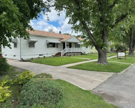 Nicely Located 2-bedroom duplex apartment newly updated in Herington. Hotels in Dickinson County