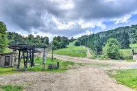 All-Season Base! Unit w/ Balcony in Beech Mountain - parking