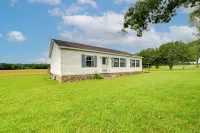 Warm and Inviting Family Home - 2 Mi to Golf Course! - Wifi