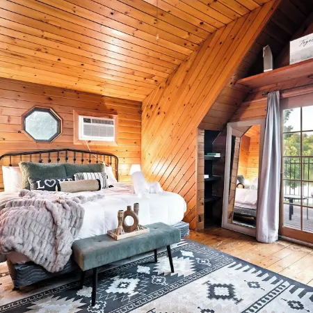 Riverfront Cabin with Cedar Wood Hot Tub, Dry Sauna, and Dock Отели в г. Халфмун