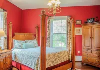 The Rose Room - Charming Private Studio w/ Ensuite Bath in Historic Home Hotels in Clinton
