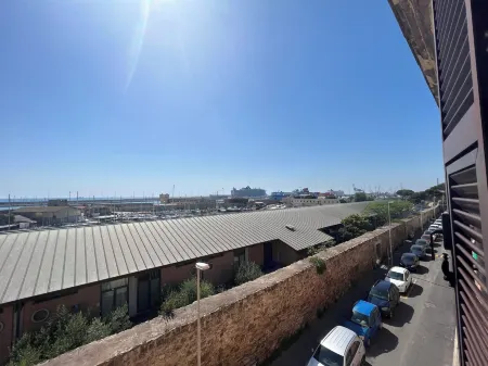 Be Your Home - Guest House Fuori Dal Porto Отели рядом с достопримечательностью «Civitavecchia Port»