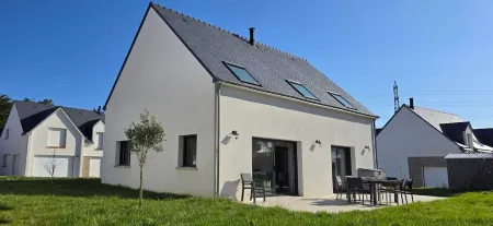 BRIGHT, MODERN HOUSE BETWEEN BAY AND WILD COAST