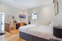 5 Bed Barn Conversion - with private hot tub!