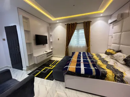 Cozy 2-bedroom apartment in Ikeja with AC, WiFi, & fully equipped kitchen. Отели рядом с достопримечательностью «Apostolic Faith Church, Akiode branch.»