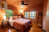 Secluded 4WD Adventure with Mountain Views, Hot Tub and Flat Yard. Pet-Friendly!