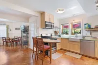 2 blocks to cafes &shops in SE Portland's Sellwood neighborhood