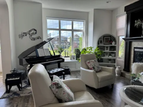 Water Front 2-Story Luxury furnished home in Airdrie! 15min from CalgaryAirport.