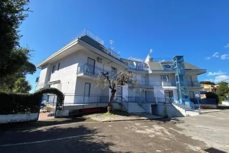 Apartment ON THE SEA and with private parking.