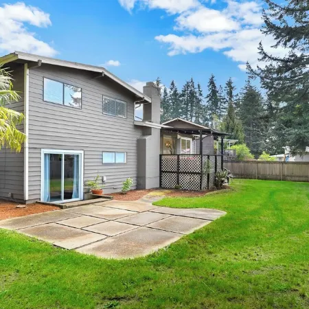 Spacious 5BR Retreat w/ Sunshine & Lush Green near Bellevue, Seattle and Airport