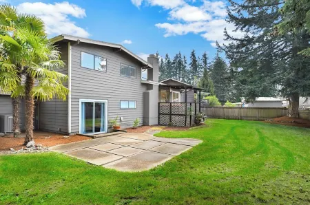 Spacious 5BR Retreat w/ Sunshine & Lush Green near Bellevue, Seattle and Airport