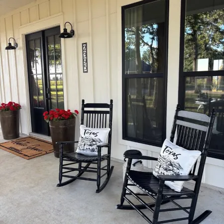 Charming 3-bedroom farmhouse in serene Pilot Point with AC
