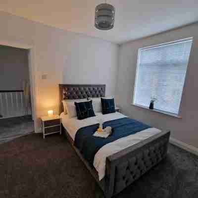 Less than 1 mile from City centre and racecourse. Pet friendly. Rooms