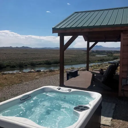 Elegant and peaceful cabin on the Clark's Fork of the Yellowstone river!