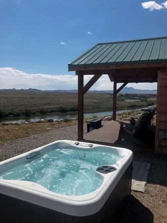 Elegant and peaceful cabin on the Clark's Fork of the Yellowstone river!
