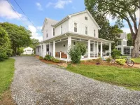East River Views - Renovated 1905 House- 3 Bedrooms, 3.5 Baths Hotels in Mathews County
