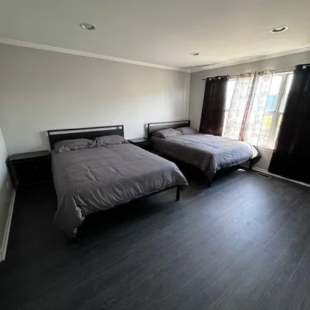 Modern Suburban Oasis- 14 guest House. Family Friendly!