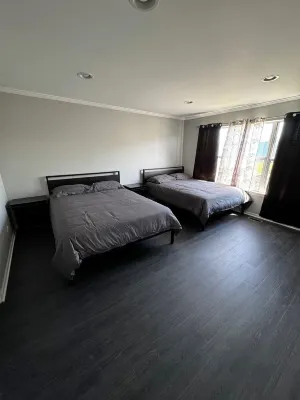 Modern Suburban Oasis- 14 guest House. Family Friendly!
