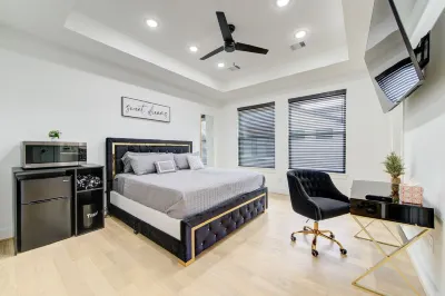 6BR Funhouse w/ Court, Pool Table Dining & TV in Every Bedroom Hotels in 