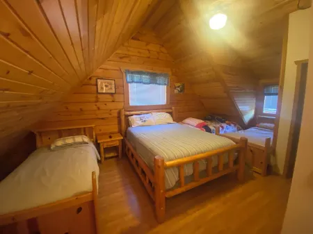 Charming 3-bedroom cabin in Warrens with WiFi. Close to ATV access point. Отели в г. Уорренс