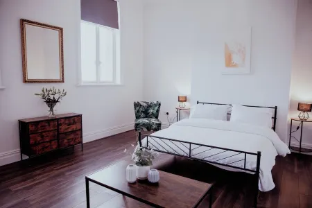 Holmfirth converted bank: centre of Town Отели рядом с достопримечательностью «Honley Wood»