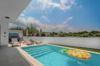 Modern Villa with Private Pool & Outdoor Dining - Виллы
