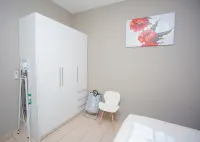 Charming Studio Oasis with Complimentary Parking in Matola Hotel a 