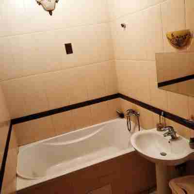 Homey flat near the river Rooms