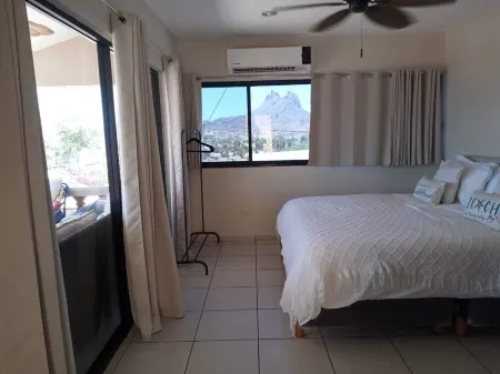 Cozy 1-bedroom, Full bath, full kitchen. Beautiful ocean Views!