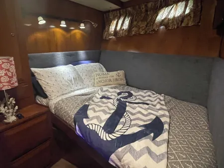 TIMEWARP 84 FOOT YACHT CLOSE TO THE BEACH CAN RELOCATE