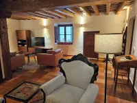 Second floor, old house, very spacious, bright, to rest for a few days. Hoteles en Pedraza