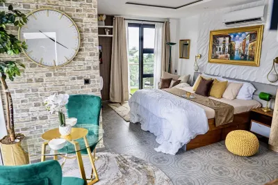 Luxe rooftop studio in Cantonments steps away from Nekter lounge w/pool & gym Hôtels à : 